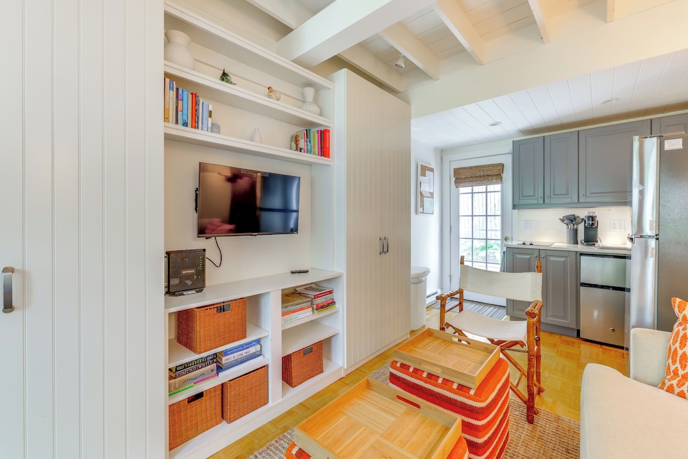 Steps to Beach: Stylish & Lofted Provincetown Gem
