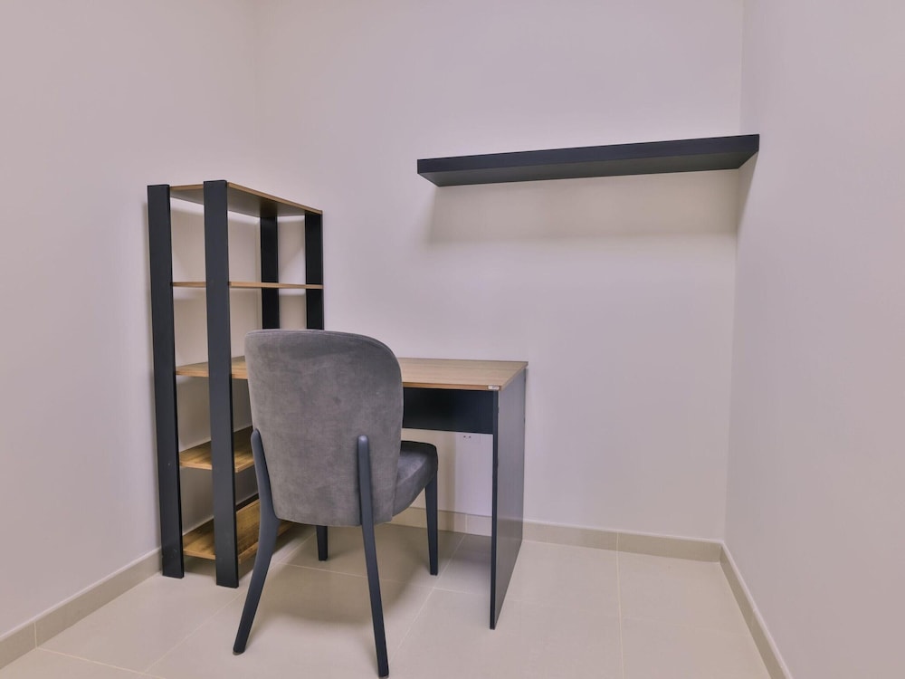 Luxe Apartments Near Dubai Mall, Burj Khalifa - Pool, Gym, & Parking