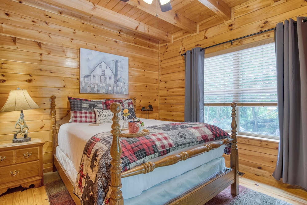 Triple Mountain View by Avantstay: Hot Tub, Game Room & Stunning Smoky Mountain Views
