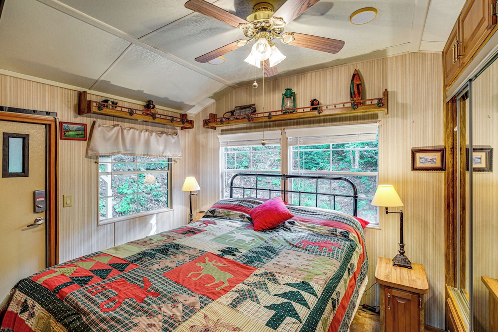 Hike, Swim, Ski & More: Pet-friendly Newland Home!