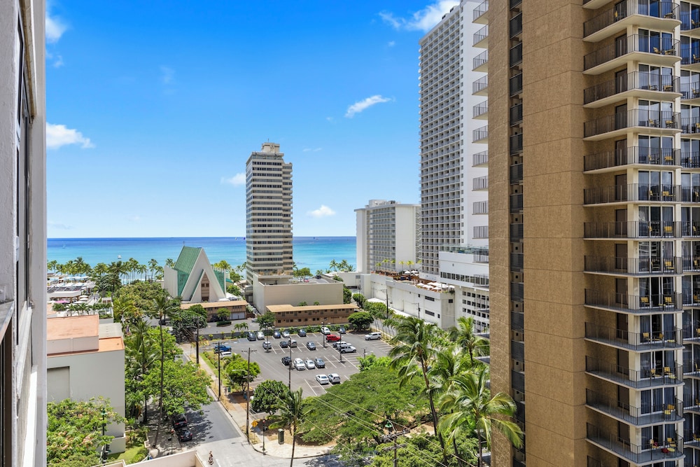 Waikiki Banyan 1BR