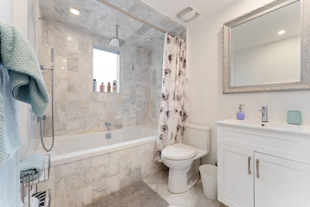 Spacious 2bdrm Home in Burlington