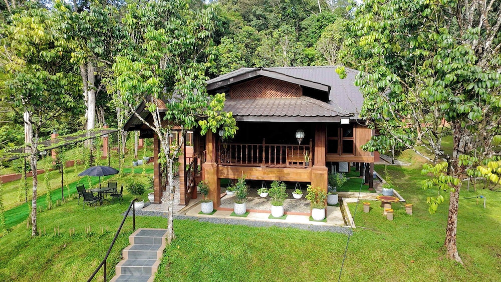 Charming Nature Kampung Home for Family Getaways