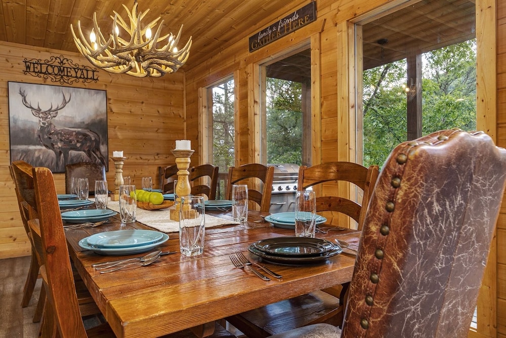 A To Remember - 5 Bedrooms, 5 Baths, Sleeps 18 Cabin by RedAwning