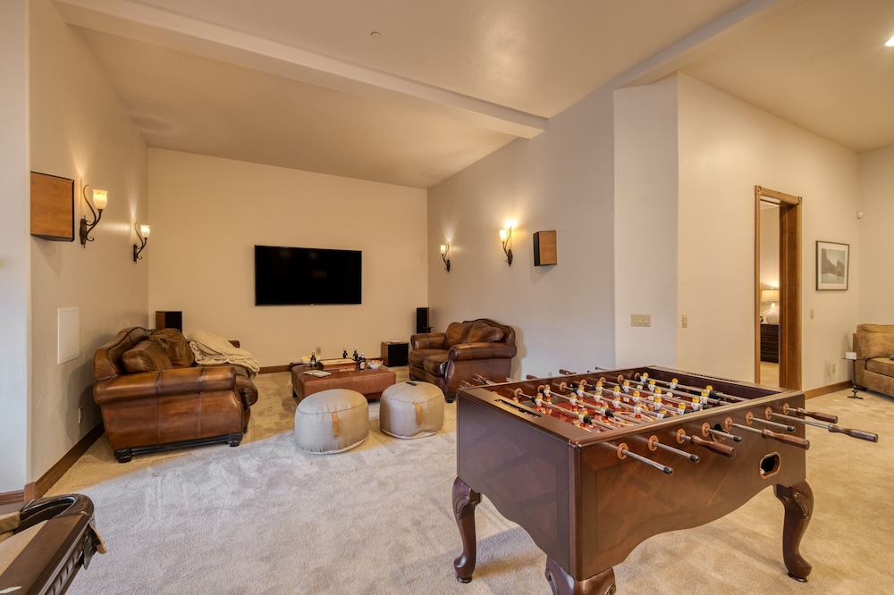 High Meadow by Avantstay Alpine Views w Indoor Pool Hot Tub Open Floor Plan