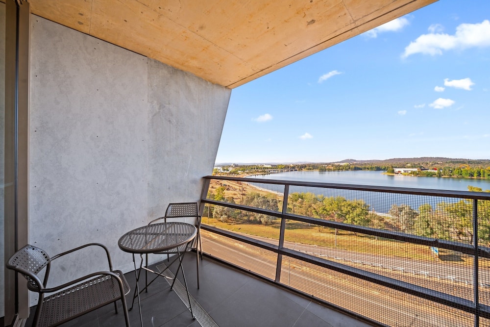 Stylish Studio in Acton With Stunning Water Views