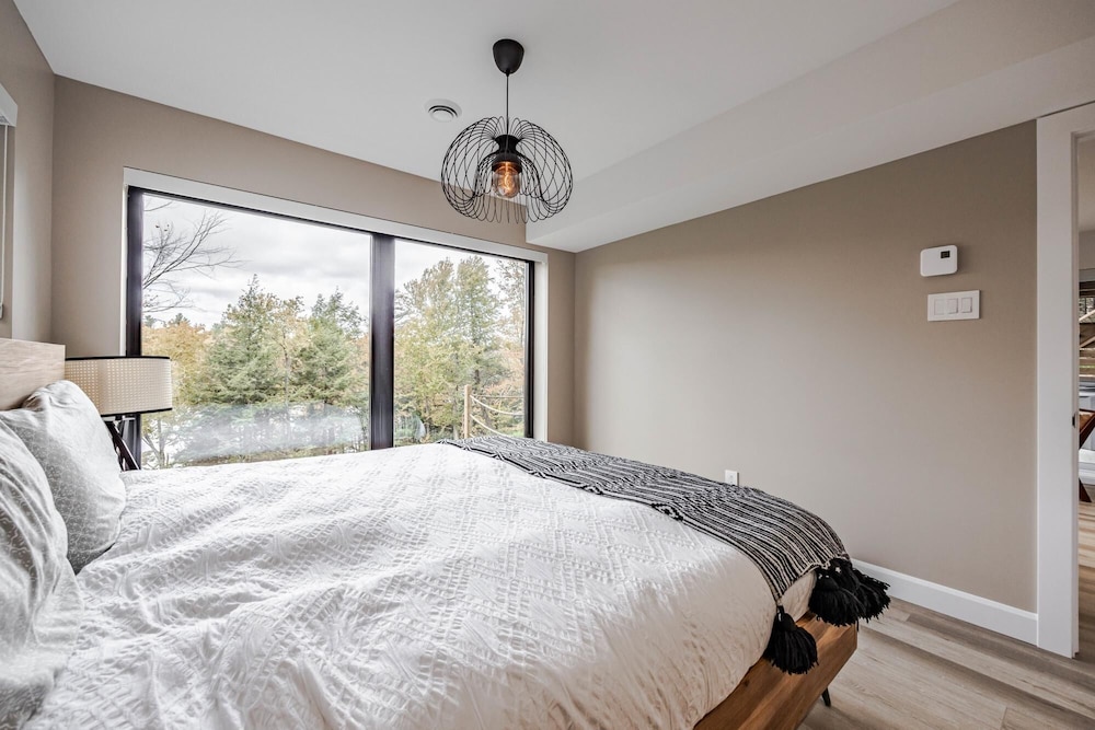 Valhalla - Scandinavian Style Chalet Directly on the Lake With Upscale Amenities and Private hot tub