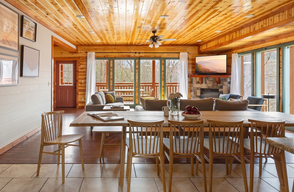 Boulder Ridge Cabin Indoor Pool Home Theater and Games Newly Redesigned