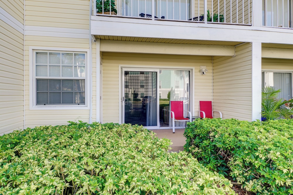 Walk to Beach: 1st-floor Unit w/ Pool in Melbourne