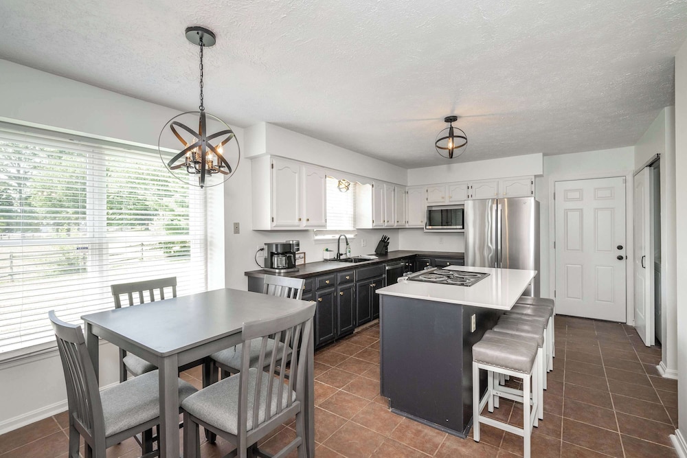 Lark Meadow Retreat Sleeps 10!