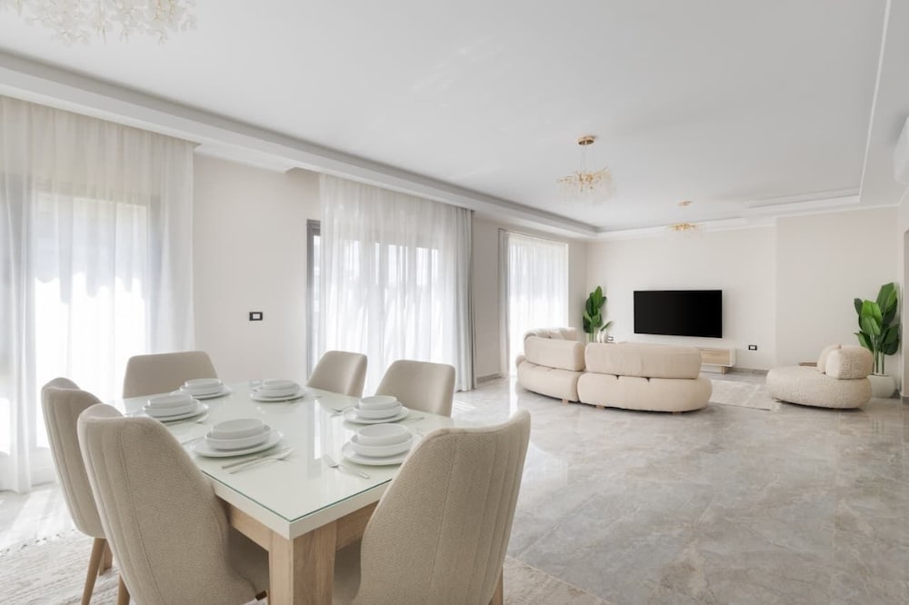 Upper Duplex 3BR in Eastown Sodic