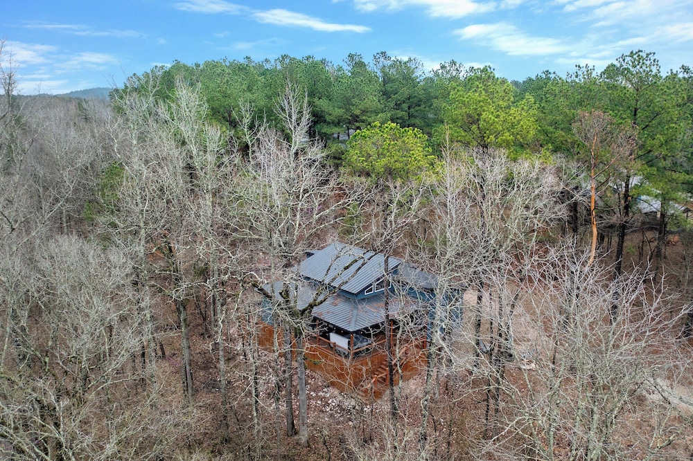 Creekside Cabin w/ Views & Hot Tub in Broken Bow