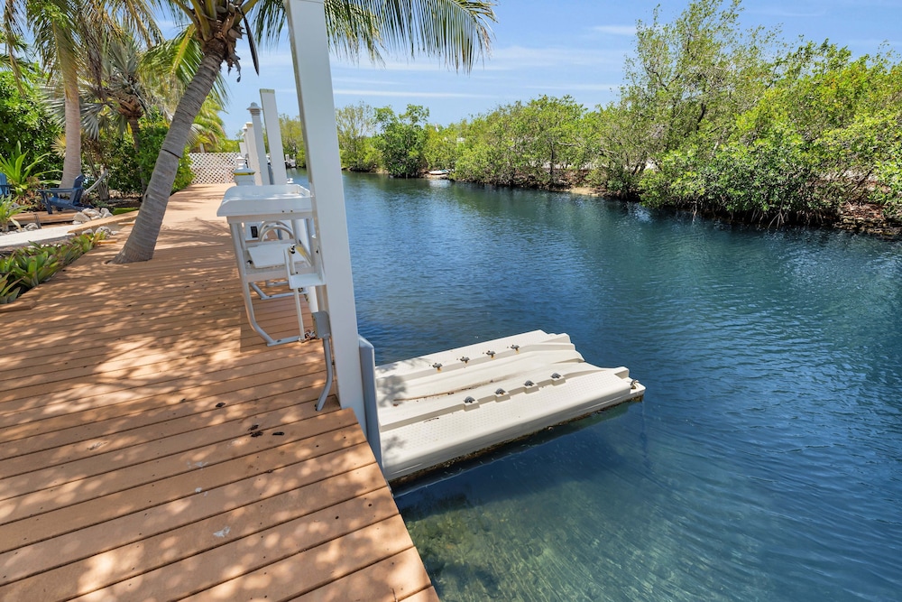 New Listing! Reel Joy Waterfront Luxe With Pool And Private Dock 4 Bedroom Home