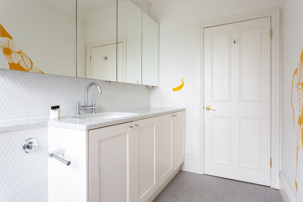 Warwick Gardens II by Onefinestay