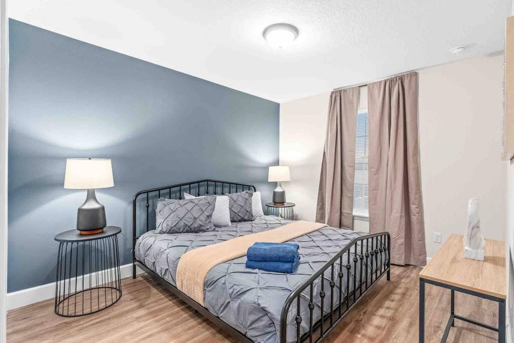 Super Epic- Sleeps 32 TWO Separate Townhomes