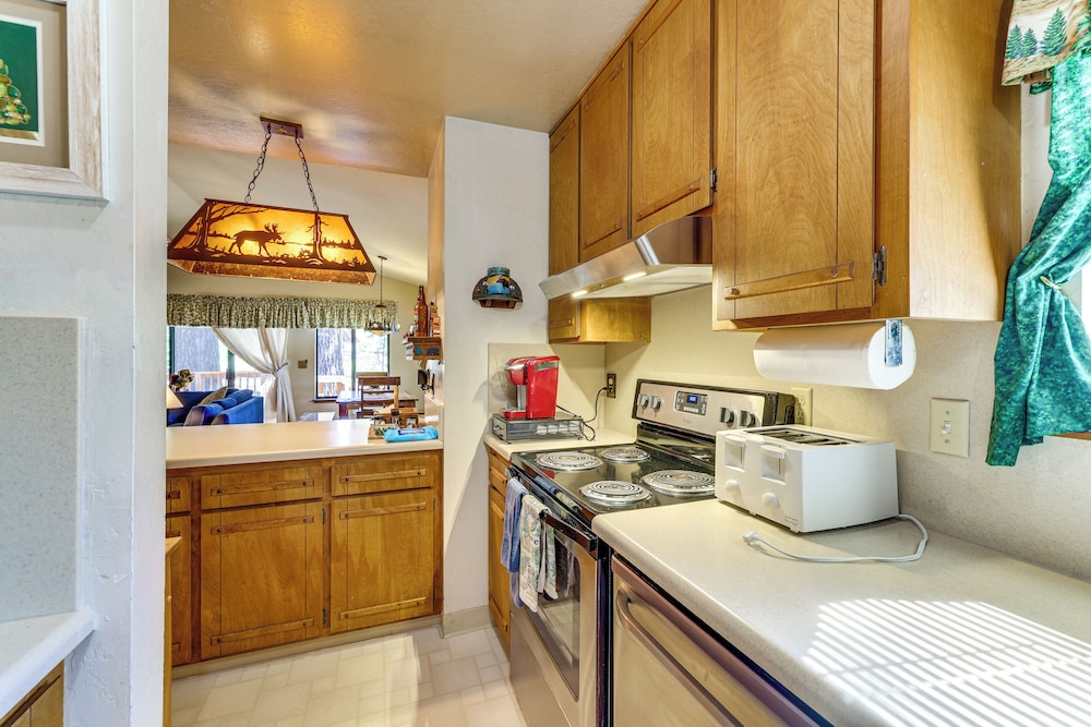 Quiet Truckee Retreat w/ Deck, 5 Mi to Donner Lake
