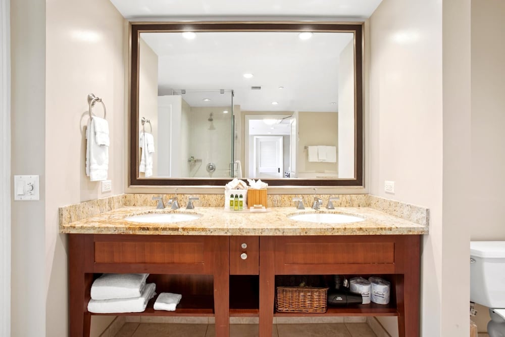 KBM Resorts Spacious 4-bedroom Honua Kai Collection Multi Unit Listing Same Floor Ocean Views + 3 Free Rental Cars! Hkh-515/16/37
