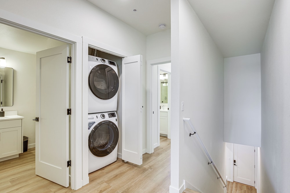 Walk to Beaches: Modern Townhome in Lincoln City!