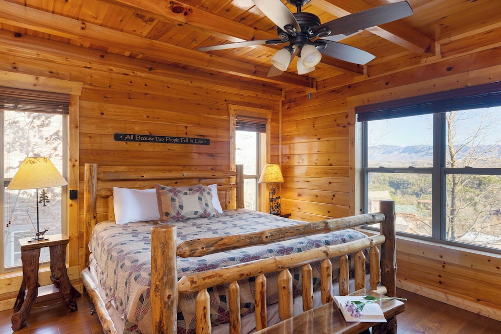 A View for All Seasons by Avantstay 12bdr w/ Game Room, Hot Tub, Movie Theater, Deck Views