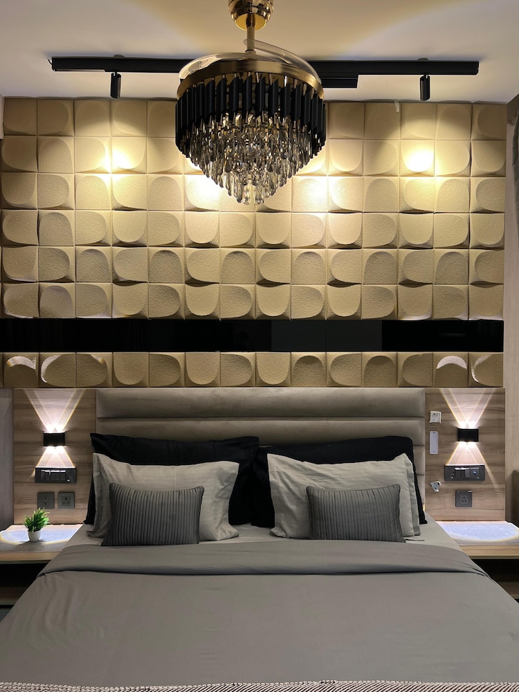 41 Floor River View - TheRoomeraStay