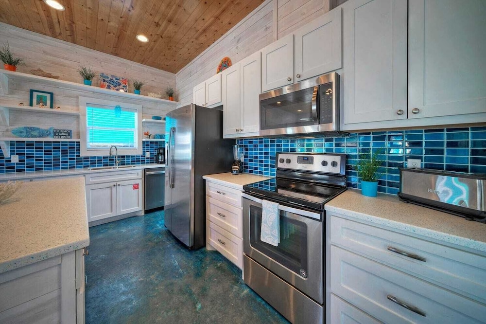Sleeps 24, 2 Homes 2blocks to the Beach, Pool, Game Room, Patio w/ Outdoor Bar