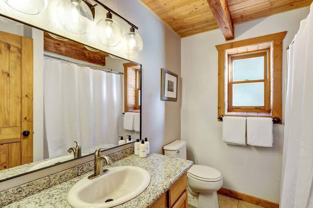 Private Luxurious Cabin w spa Near Breckenridge