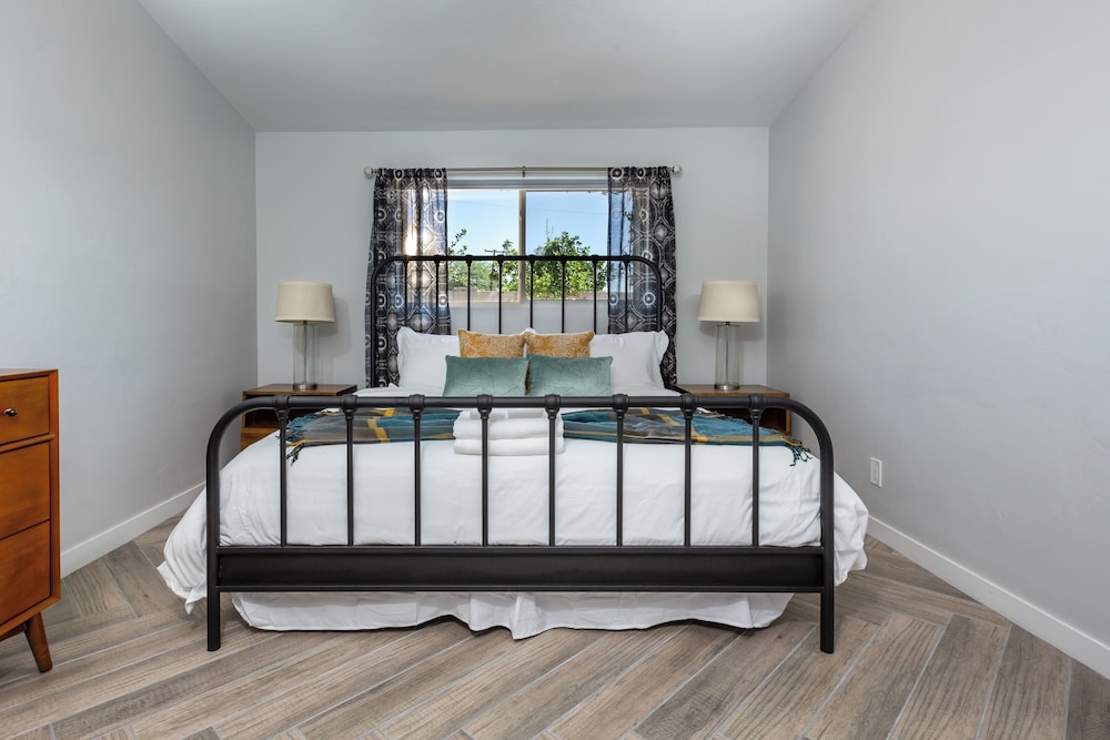 Sunhaven -pool Heat Available - Walk to Old Town