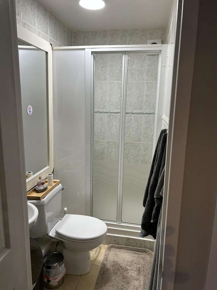 3 Bed House - Sleeps 5 - Sauna - Garden - Gym view 4