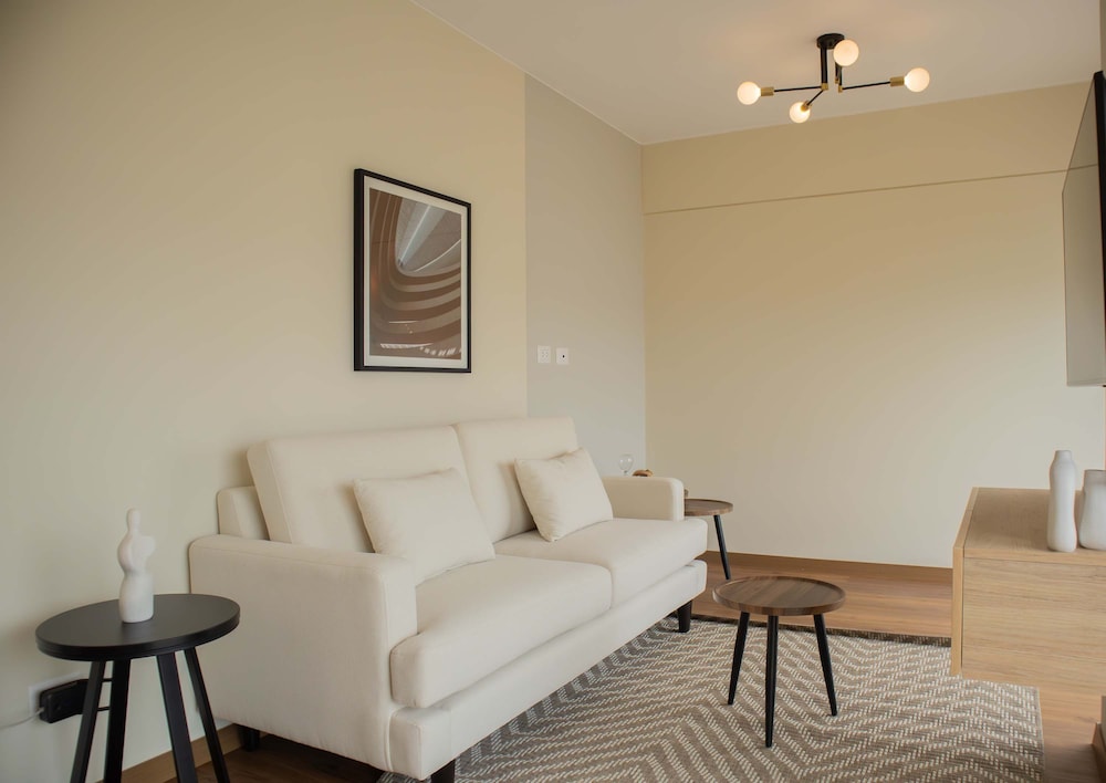 w Modern 3BR w Balcony Near Kennedy Park