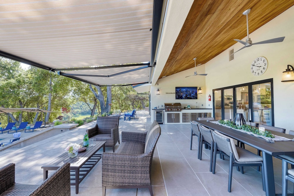 Rancho Robles by Avantstay Vineyard Villa w/ Views, Pool & Privacy