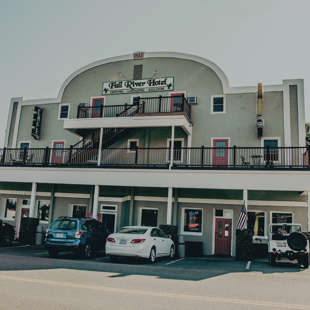 Fall River Hotel and Grazerz Restaurant