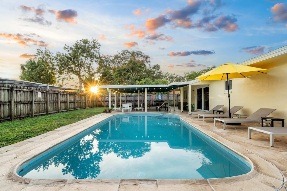 4BR With Private Pool and Game Room - Prime Location