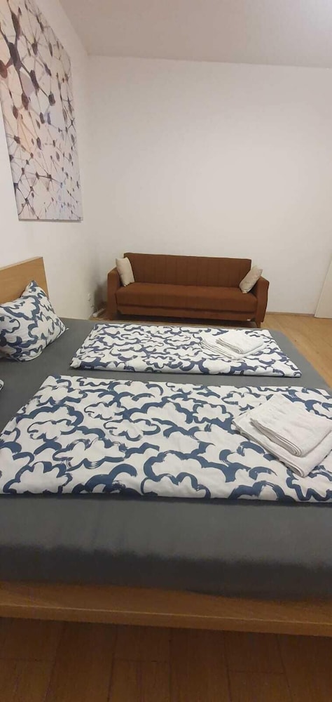 Affordable 2BR Stay 15 Min Enkplatz