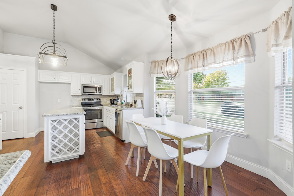 Lux Cozy 5B2B Home for Families