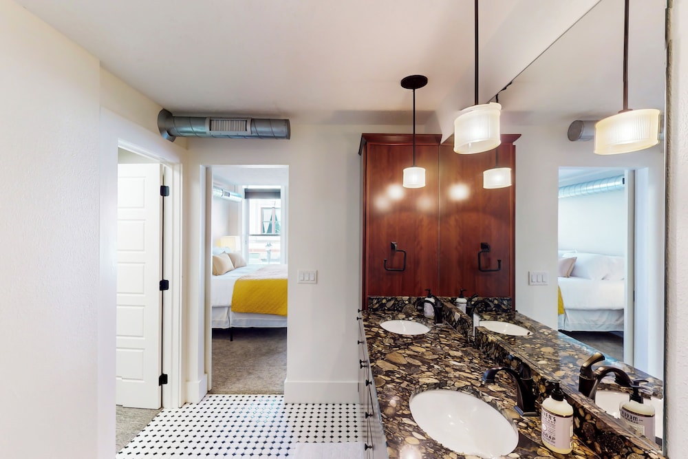 2BR Updated Dtwn Condo: Streaming, Patio, W & D