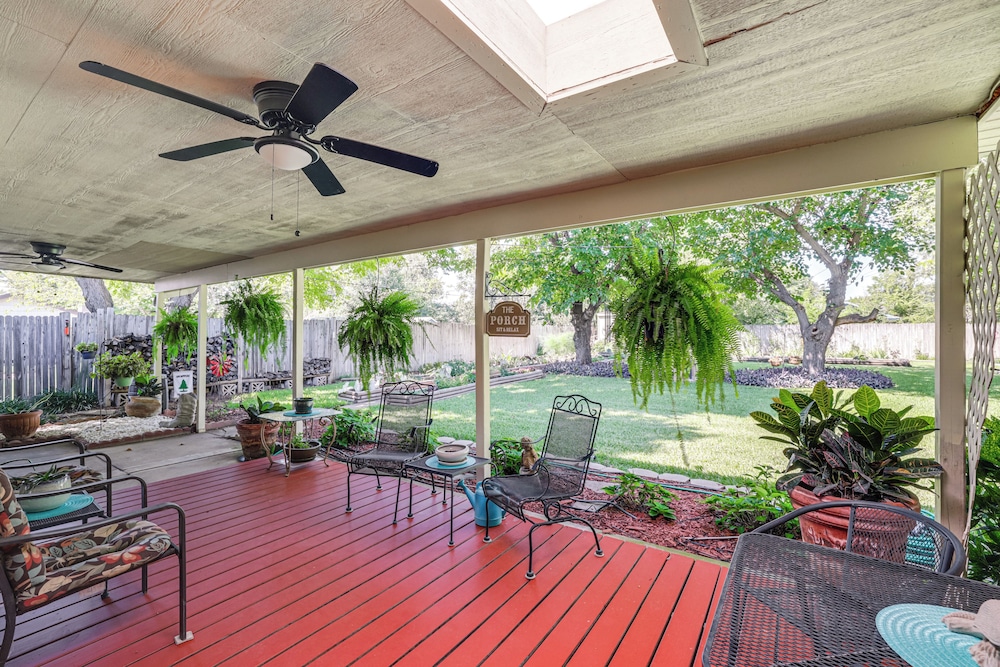 Home w/ Backyard Oasis < 7 Mi to At&t Stadium!