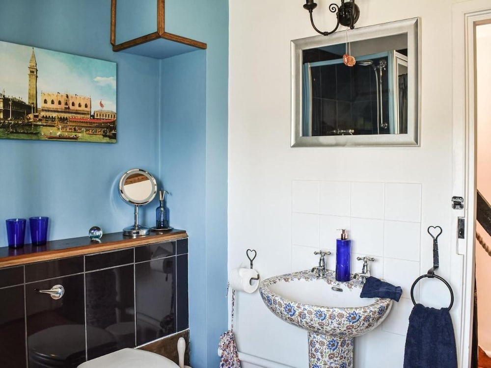 Local Pubs, Walking Routes, Cottage w Parking