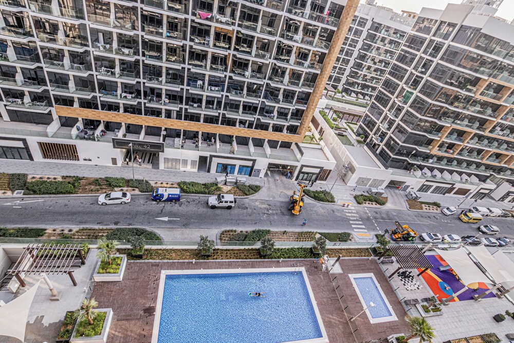 Luxurious 1BR Living in Azizi Riviera 39