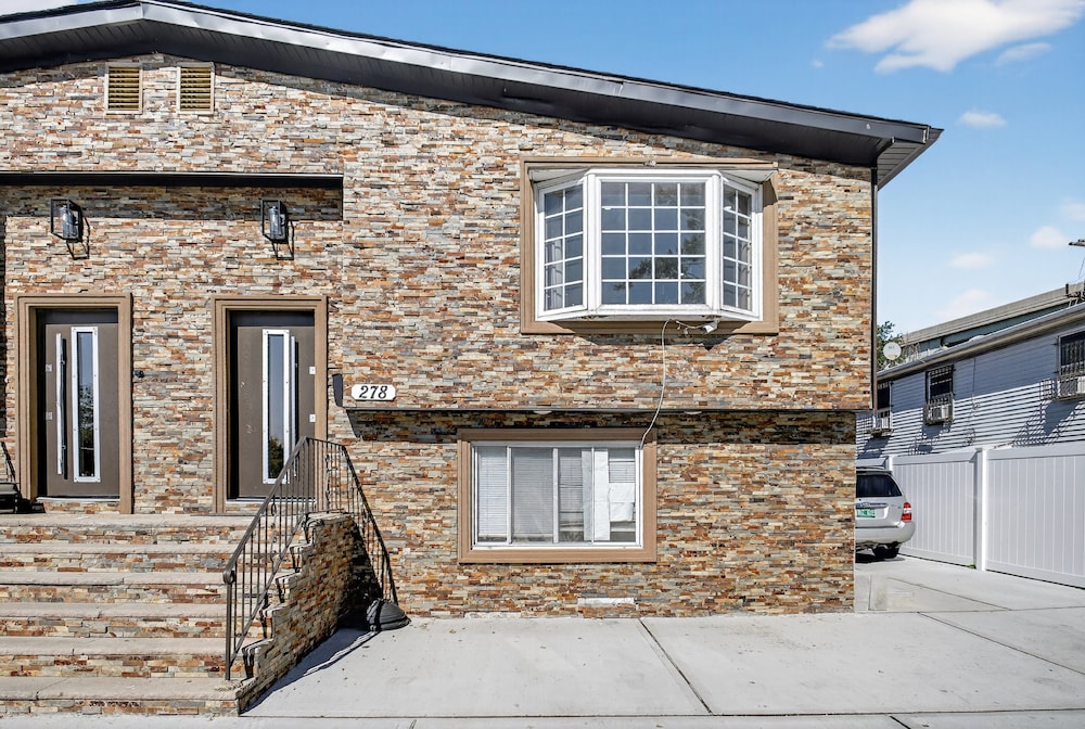 Stylish Downtown Retreat Steps To Nyc 3 Bedroom Duplex