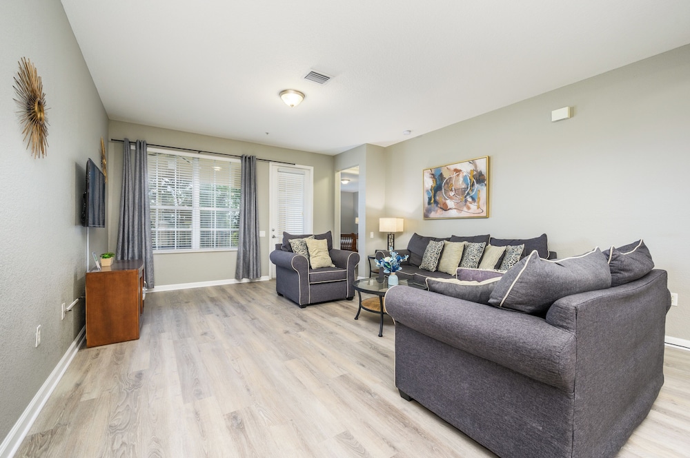 Beautiful Lake View Condo, Vista Cay-1004