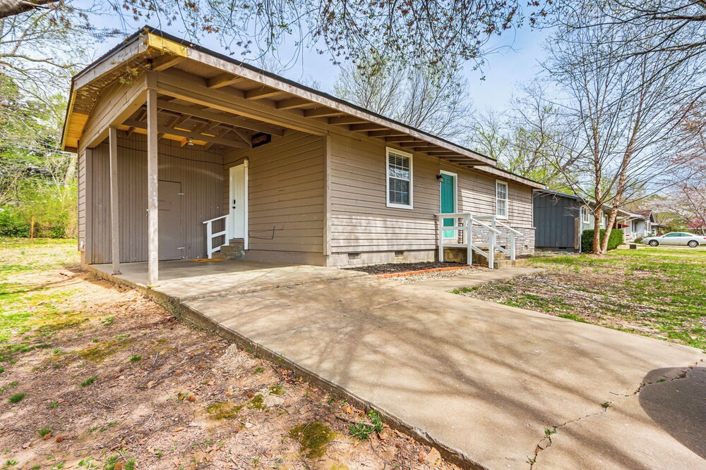 4 Mi to Dtwn: Dog-friendly Fayetteville Home