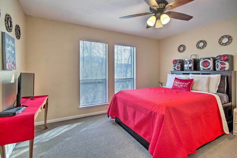 Quiet Rental w/ Balcony: 14 Mi to Downtown Houston view 5