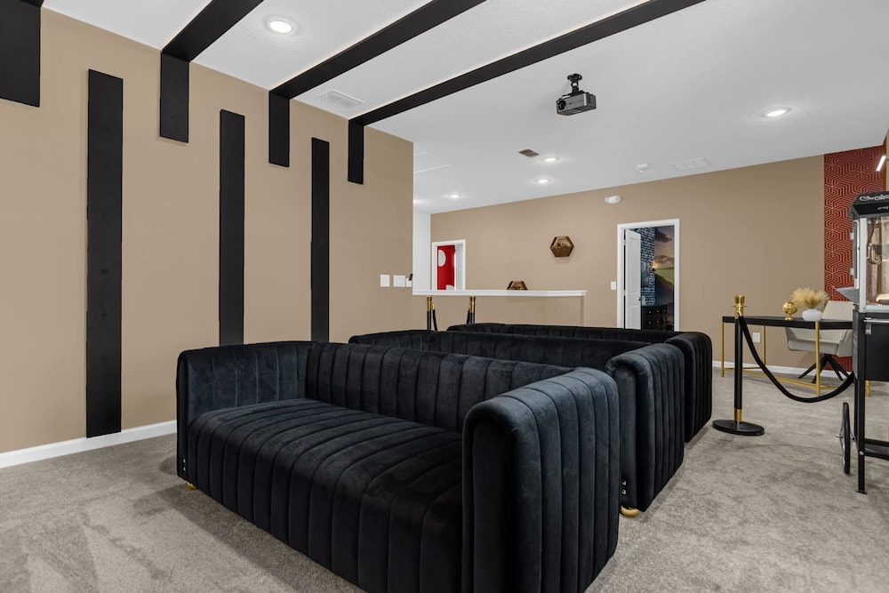 Upstay - Theme Rooms Pool Spa Theatre Arcade