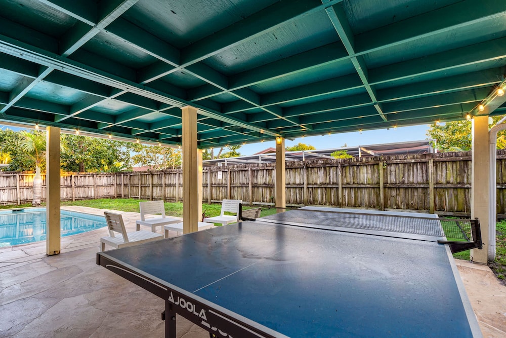 4BR With Private Pool and Game Room - Prime Location