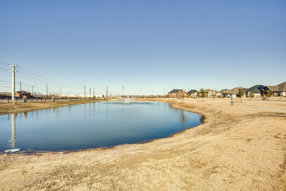 6 Mi to Lake Lewisville: Chic Retreat in Frisco!
