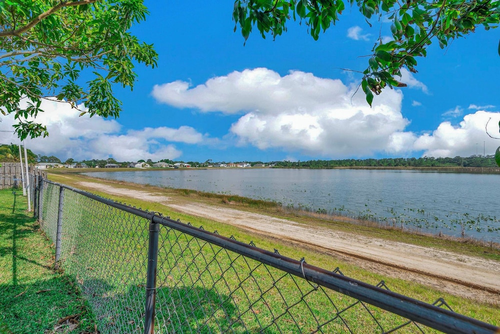 Outdoor Relaxation! Port St Lucie Family Home