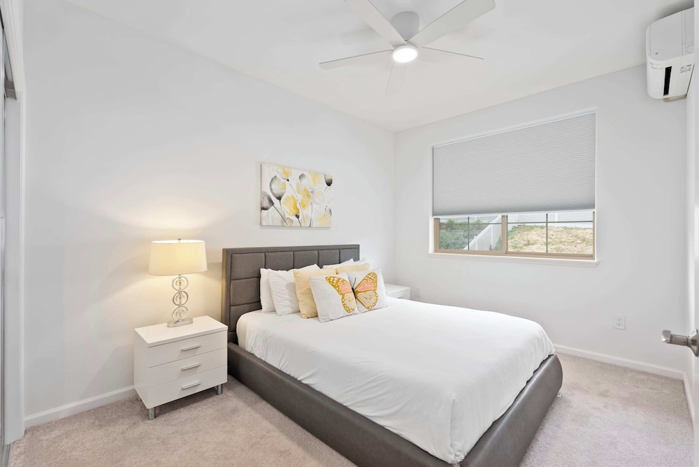 @marbella Lane - Elegant 3BR w/ Marvelous Views