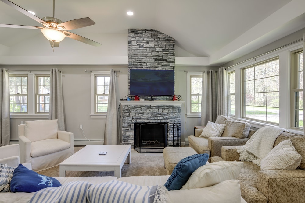 1 Mi to Lake Erie: Family-friendly Angola Home!