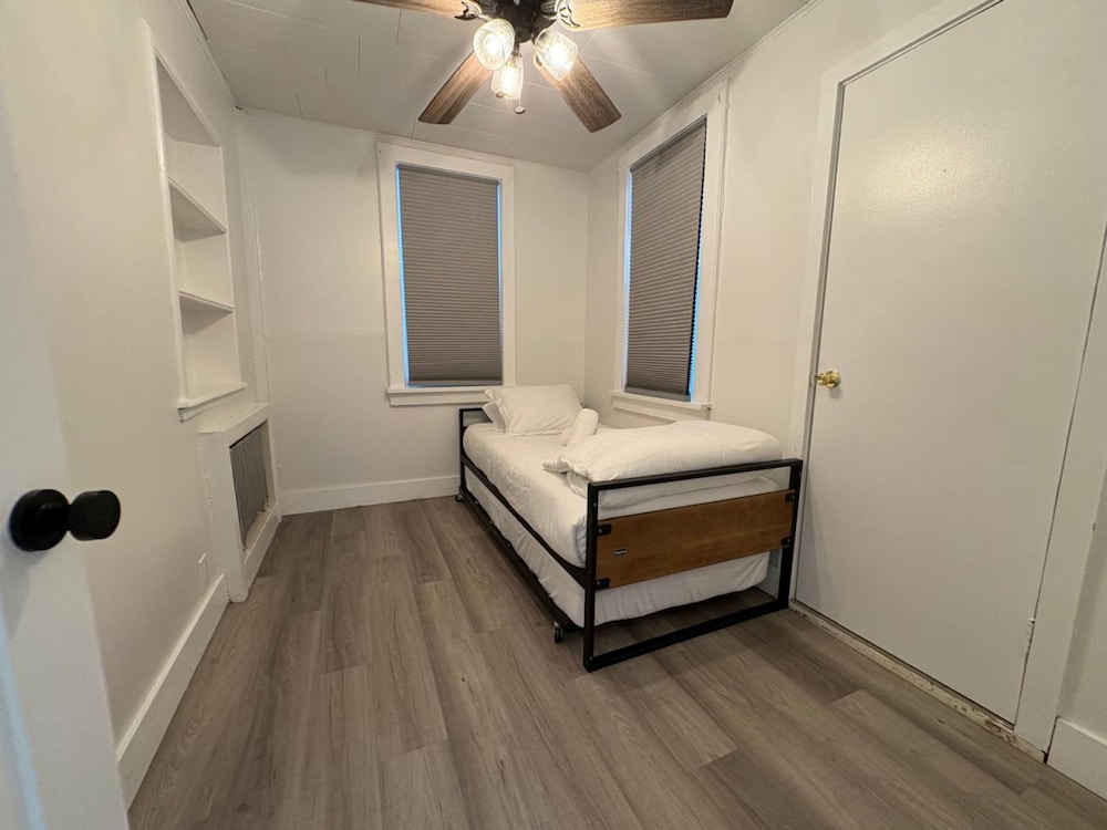 Budget-friendly Home Sleeps 16 Wifi Close to Minyan