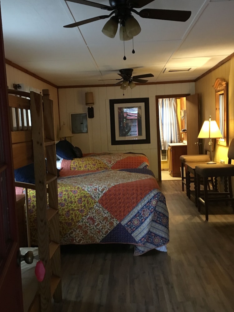 Smoky View Cottages & RV Resorts